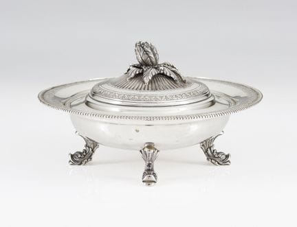 Sopera portuguesa de plata con tapa
Plata, ley .83