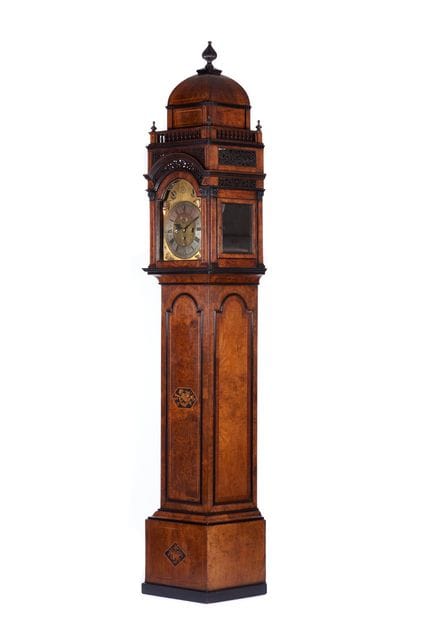 Grande horloge musicale sur pied
Signée « M. Op de