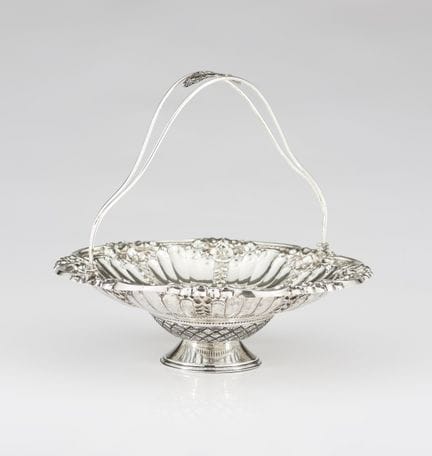 Cesta portuguesa de plata con asa oscilante
Plata,