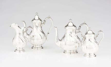 一套葡萄牙银制茶具和咖啡具
包括：茶壶、咖啡壶、奶壶和糖罐
银质，纯度为.833
部分抛光，饰有螺旋