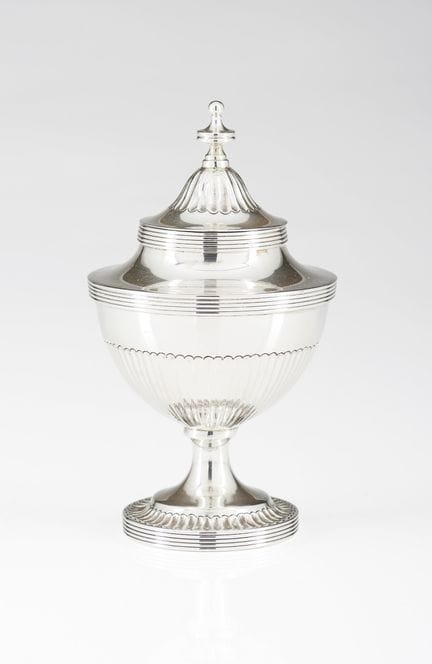 Un azucarero portugués de plata con tapa
Plata, le