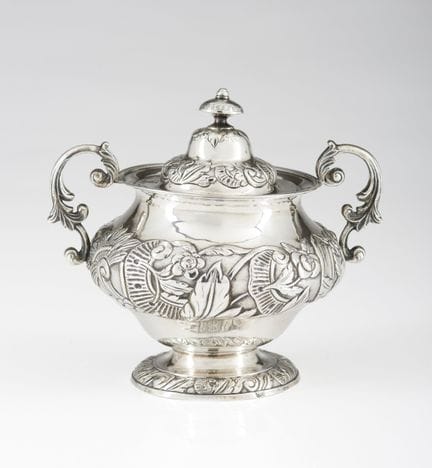 A Portuguese silver sugar bowl
Silver
Relief decor
