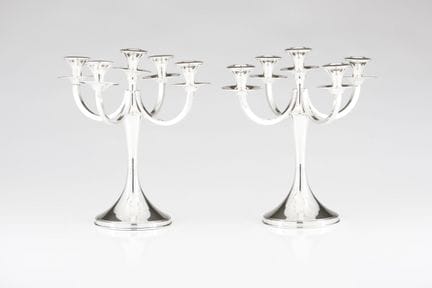 Un par de candelabros italianos de plata de cinco 