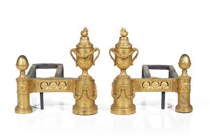 Une paire de chenets de style Louis XVI
Bronze dor