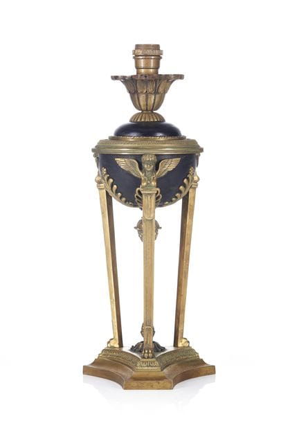 Lampe de table de style Empire
En bronze patiné et