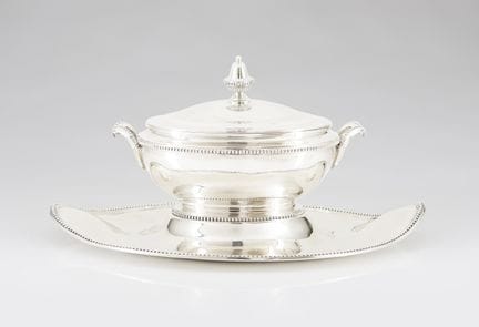 Sopaera portuguesa de plata, con tapa y soporte, d