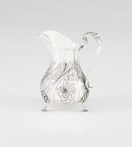 一只葡萄牙银制奶壶
银质，纯度 .833
雕刻有叶纹装饰
波尔图印记（1938-1984）及弗朗西斯