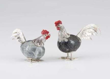 Un coq et une poule en argent et pierre dure, d'or