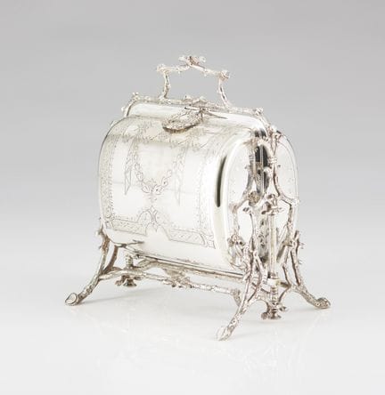 Una caja victoriana para galletas plateada
Metal p