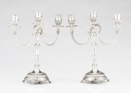 Un par de candelabros portugueses de plata de tres