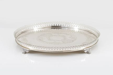 Bandeja portuguesa de plata con galería, TOPÁZIO
P