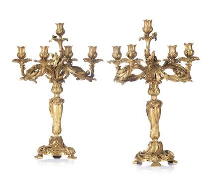 Un par de candelabros de cinco brazos de estilo Lu