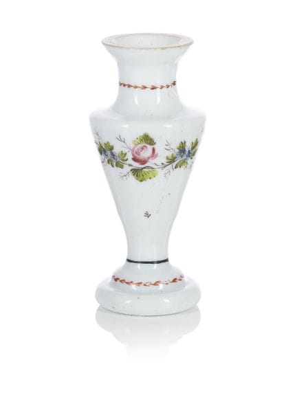 Eine kleine Vase aus portugiesischem Opalglas
Undu