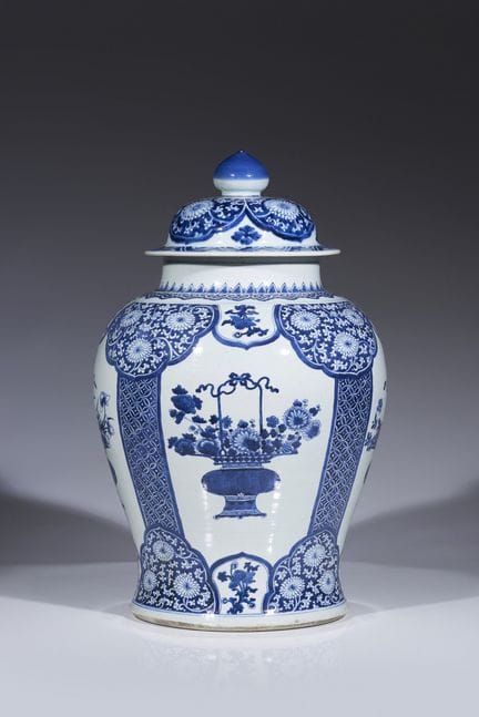 Grande vaso a balaustra blu e bianco con coperchio