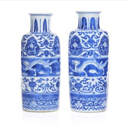 A pair of Chinese blue and white vases
Chinese por