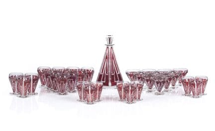 Ein Trinkservice aus böhmischem Rubin-Glas
Farblos