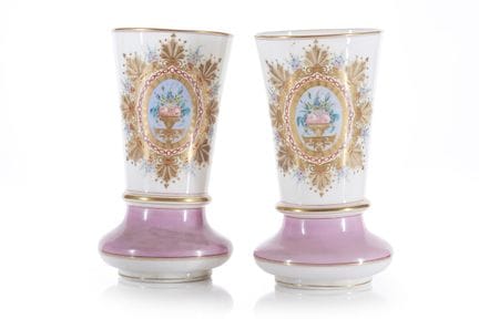 Ein Paar Vasen aus Opalglas, Baccarat zugeschriebe