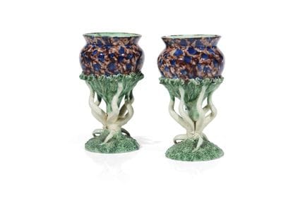 Ein Paar Kelche im Palissy-Stil
Polychrom glasiert