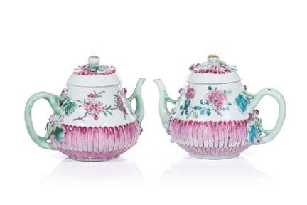 Coppia di teiere e coperchi in stile “Famille Rose