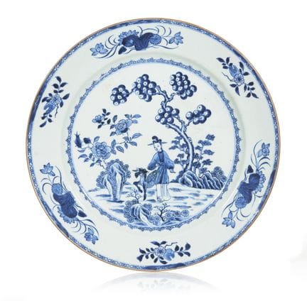 Un grande piatto da portata cinese blu e bianco de