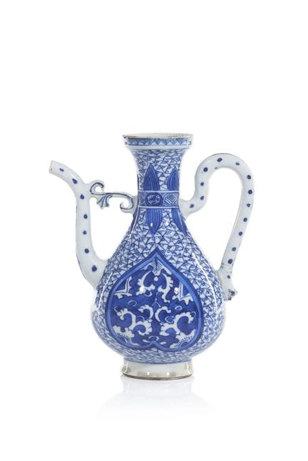 Una piccola teiera blu e bianca dell’epoca Kangxi
