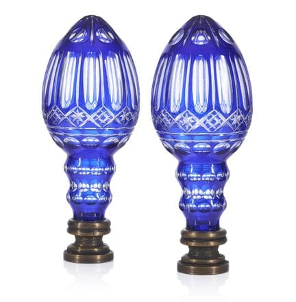 Ein Paar Endstücke aus geformtem Glas
Blaues und k