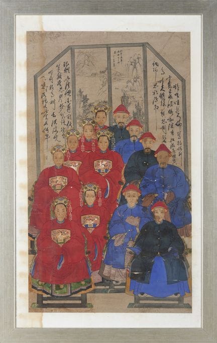祖先像
纸本水墨与蛋彩画
描绘了一组按等级排列的家族成员，男女人物均端坐，身着正式礼服，部分人物佩戴