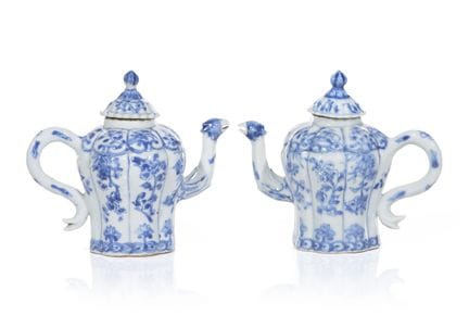Coppia di teiere con coperchio, decorate a godron,