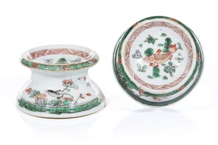 Coppia di saliere rotonde in stile “Famille Verte”