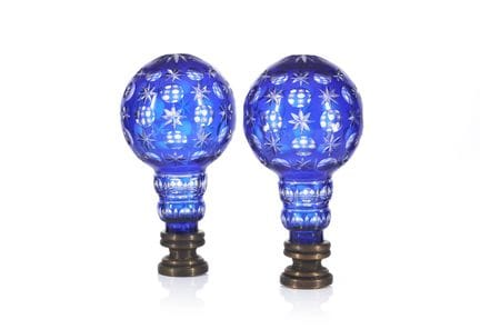 Ein Paar Glasknaufe aus Formglas
Blaues und farblo