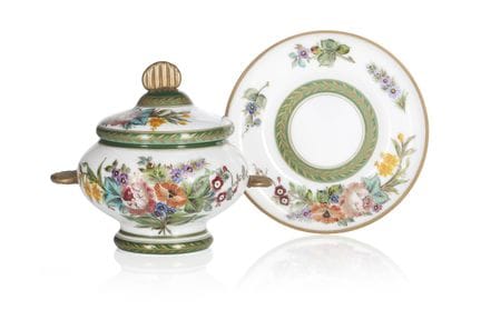 Eine kleine Terrine aus Opalglas mit Deckel und St