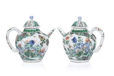 Coppia di teiere con coperchio, decorate con smalt