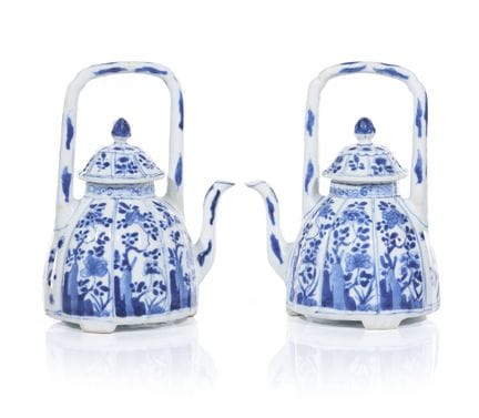Coppia di teiere cinesi blu e bianche con coperchi