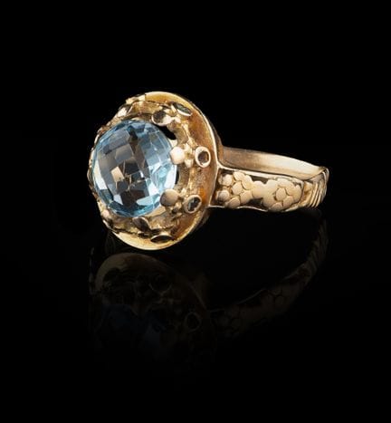 Anillo de oro con topacio y porcelanas
Oro, ley 0,