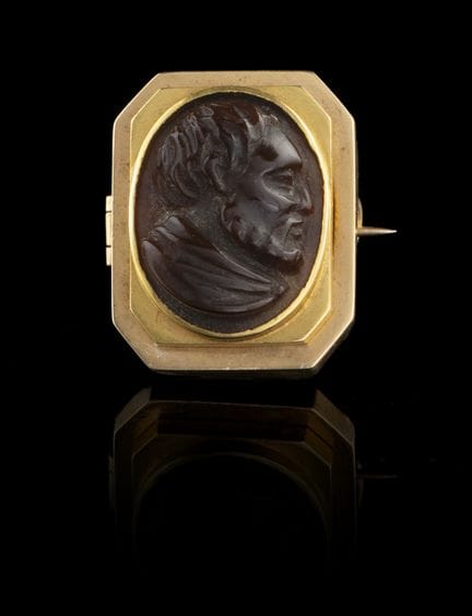 Broche de oro con camafeo de ágata
Marco de oro
Ca
