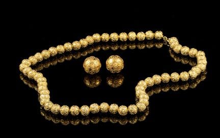 Un collar y un par de pendientes de oro de la cole
