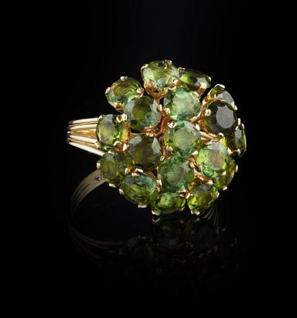 Un anillo de peridoto
Oro, ley 0,585
Engastado con
