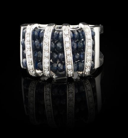 Un anillo de zafiro y diamantes
Oro, ley 0,750
Dec