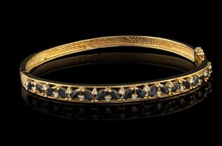 Un brazalete de oro con zafiros y diamantes
Oro, l