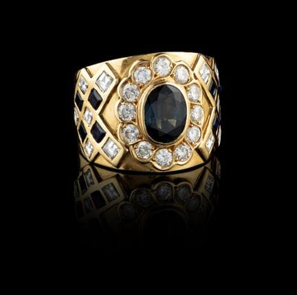 Un anillo de zafiro y diamantes
Oro, ley 0,800
Eng