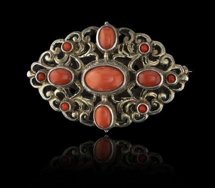 Un broche de plata con coral y cornalina
Plata de 