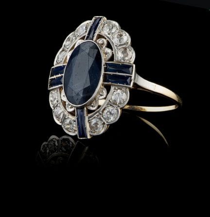 Un anillo de zafiro y diamantes
Oro y platino
Enga