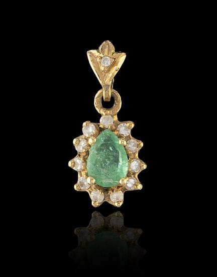 Un colgante de esmeralda y diamantes
Oro, ley 0,80