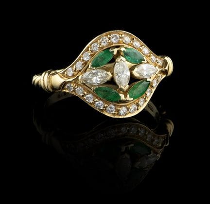 Un anillo de esmeraldas y diamantes
Oro, ley 0,750