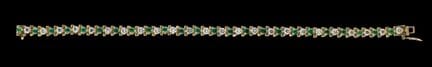 Una pulsera de esmeraldas y diamantes
Oro, ley 0,5