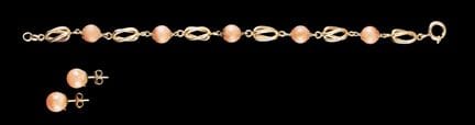 Una pulsera de coral y un par de pendientes
Pulser
