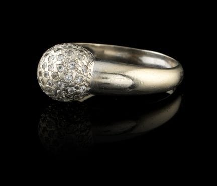 Un anillo de diamantes
Oro, ley 0,375
Engastado co