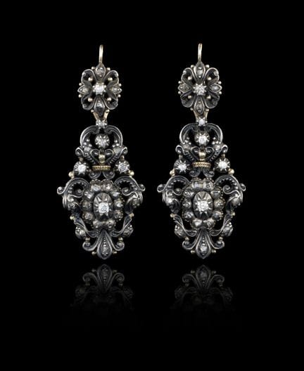 Un par de pendientes de diamantes
Oro, ley 0,800, 