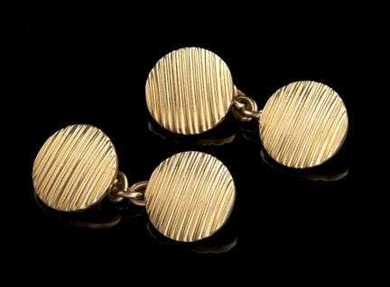 A pair of gold cufflinks
Gold, fineness .800
Strip