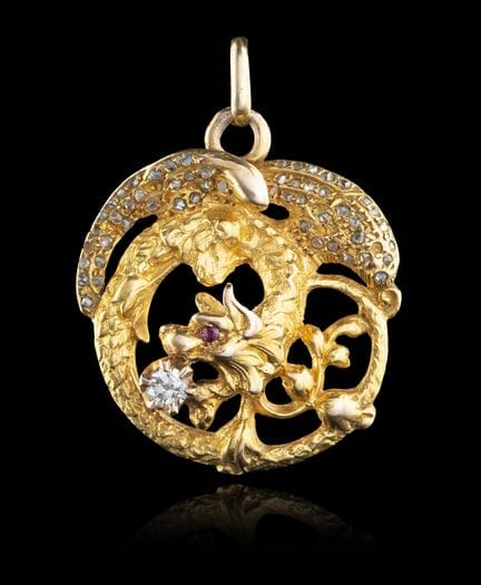 Un colgante «Griffin»
Oro
Decoración calada y cinc